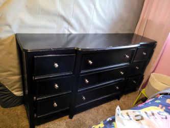 Chest of drawer/ dresser