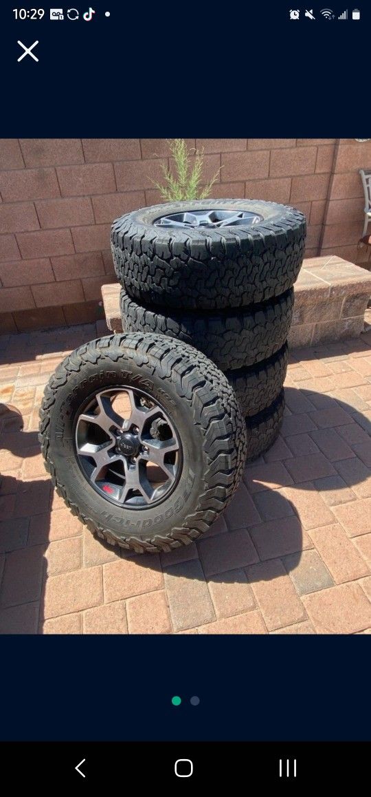 Stock Rubicon Jeep Tires