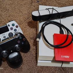 Ps4 With 8 Games And 2 Controllers And Port