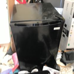Magic Chef Refrigerator Works Perfect 3x2  Ft 
