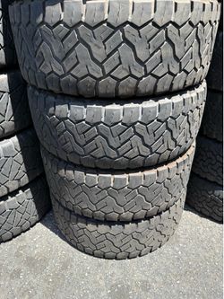 Vendo set de 35/12.50/R18 las 4 llantas Nitto por $200