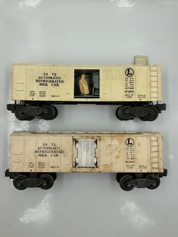 Lot of 2 Vintage Lionel 3472 Automatic Refrigerated Milk Cars w/ 6 Milk Cans