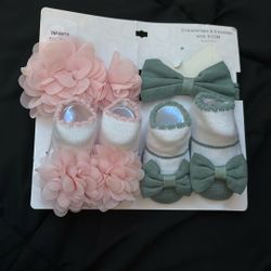 Baby socks with matching bows 
