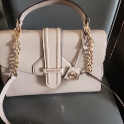 Bolsa Michael kors $60  solo se uso 2 veces y cinto talla 40 inches $150 nuevo