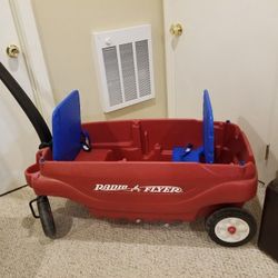 Radio Flyer Deluxe Wagon