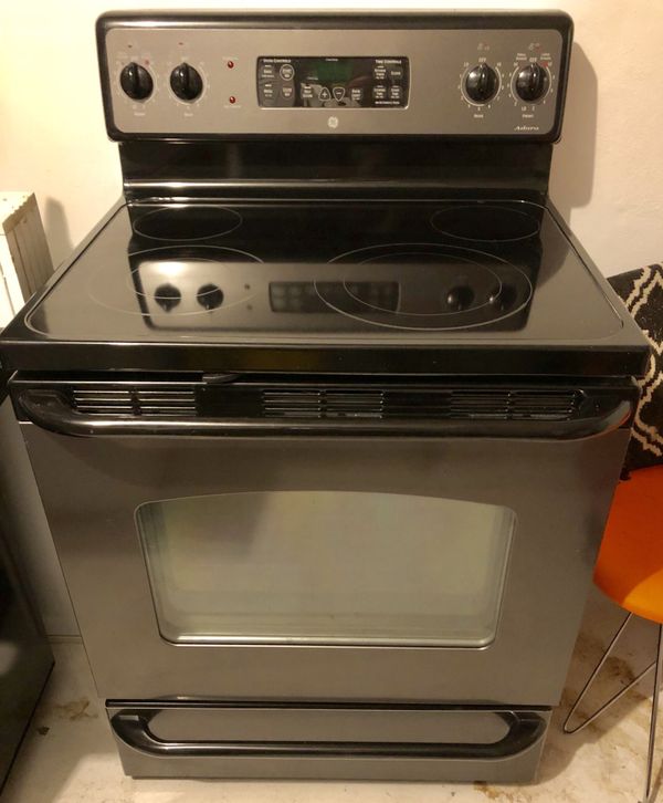GE Adora 5.3 cu. ft. Electric range 30 in. Size for Sale in Tamarac, FL
