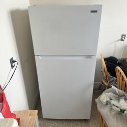 Top Freezer Refrigerator DOE in White