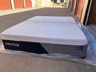Nectar Luxe Hybrid Queen Mattress, Excellent Condition