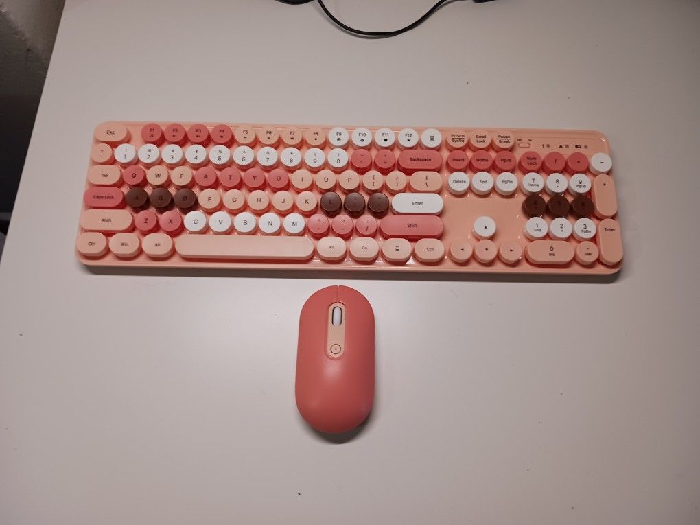 New colored Wirekess mouse and keyboard New.
Only 10 dollars.
Incredible deal.