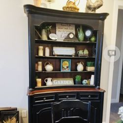 Hooker Furniture – Seven Seas Collection Hutch / Buffet High-end, solid Cabinet wood, heirloom-quality piece in beautiful condition.