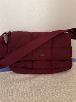 Cartera vino tinto marca Adidas.