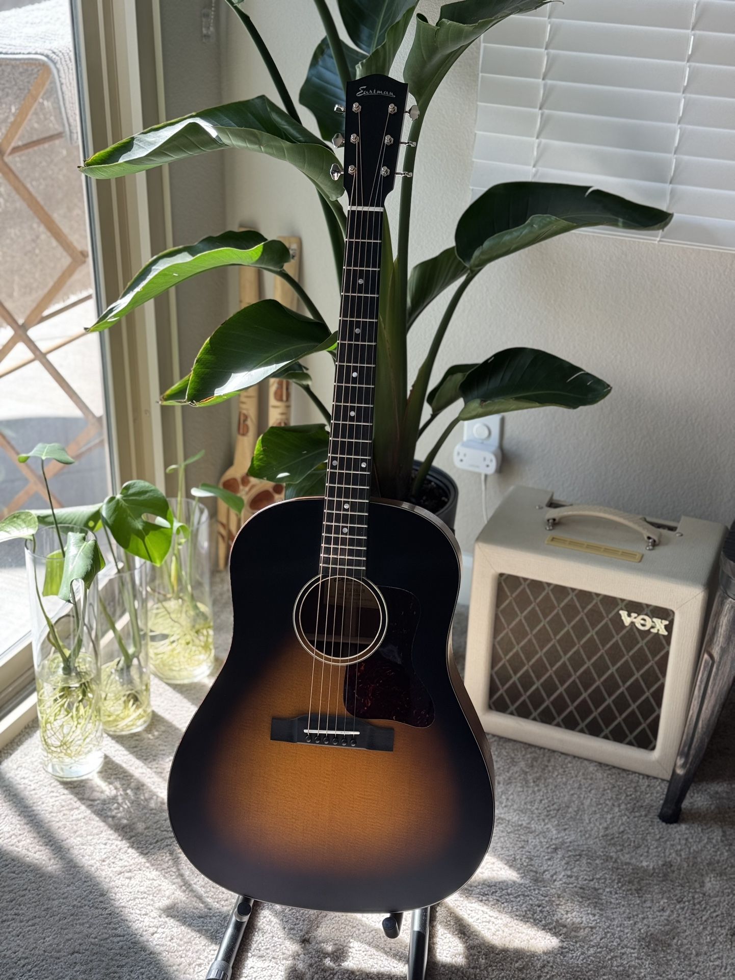 Eastman E1SS-SB Slope Shoulder Dreadnought Satin Sunburst Acoustic Guitar - MINT