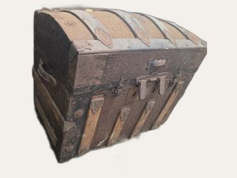 Antique Dome-Top Steamer Trunk Chest – 26 in