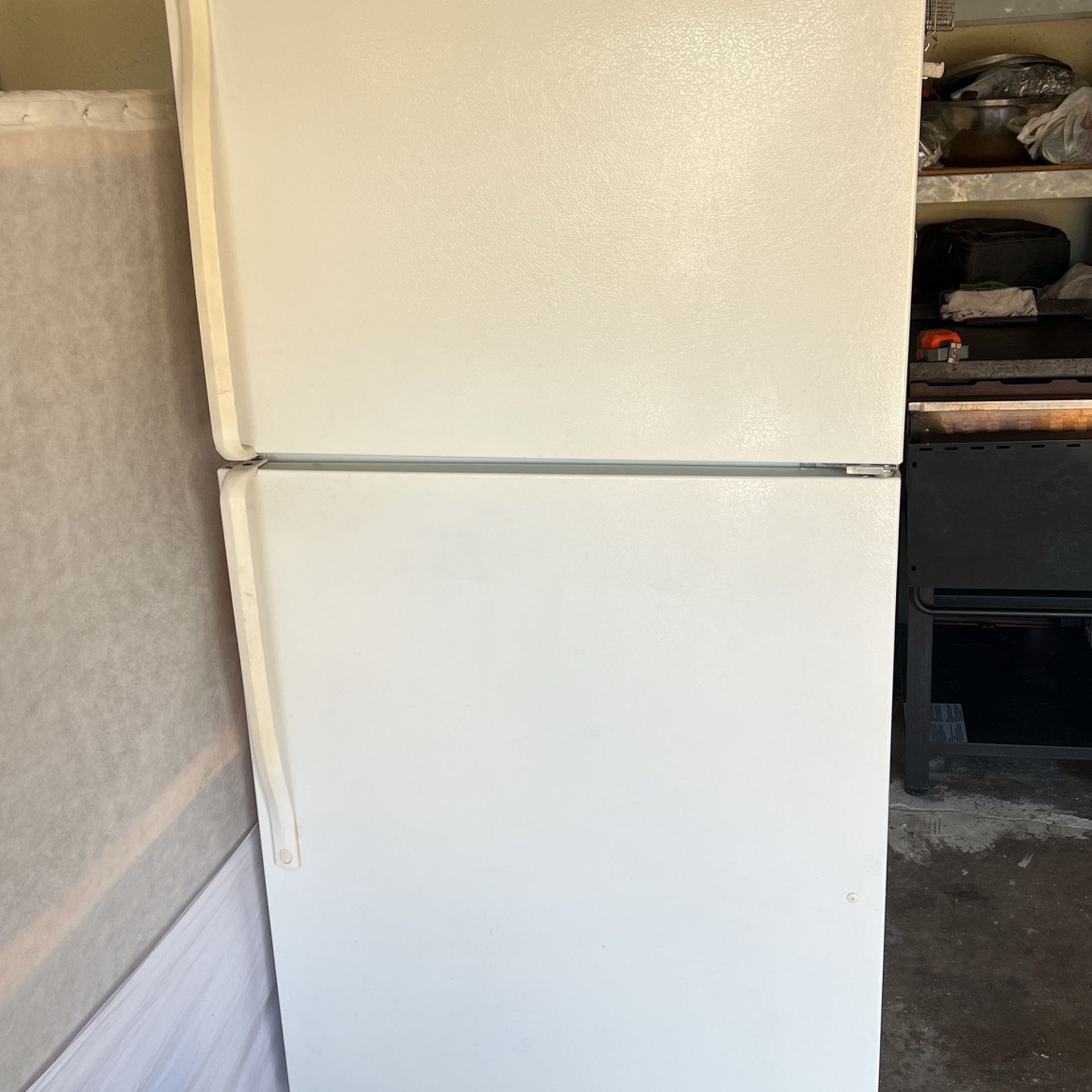 Whirlpool 18.2-cu ft Top-Freezer Refrigerator (White)