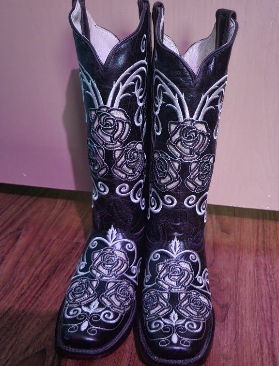 Women Boots Size 6