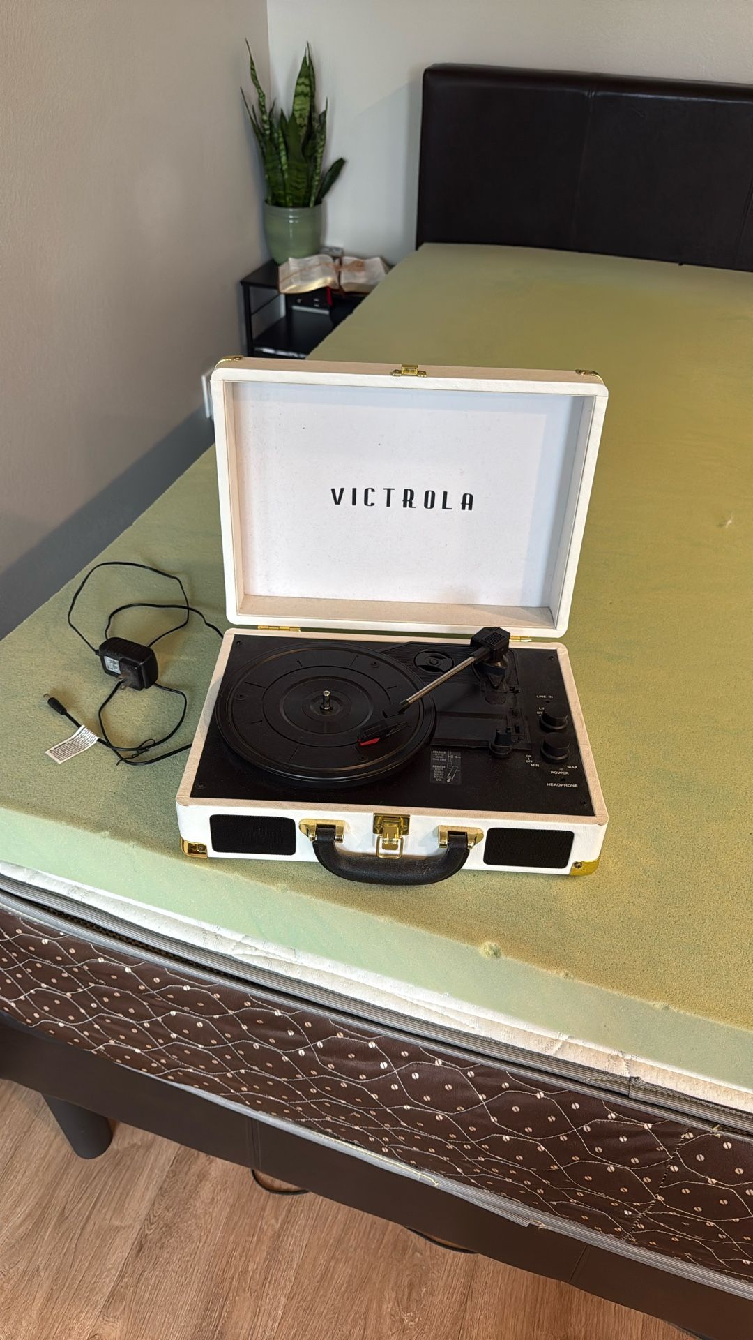 Victrola Suitcase Record Player – Great Condition