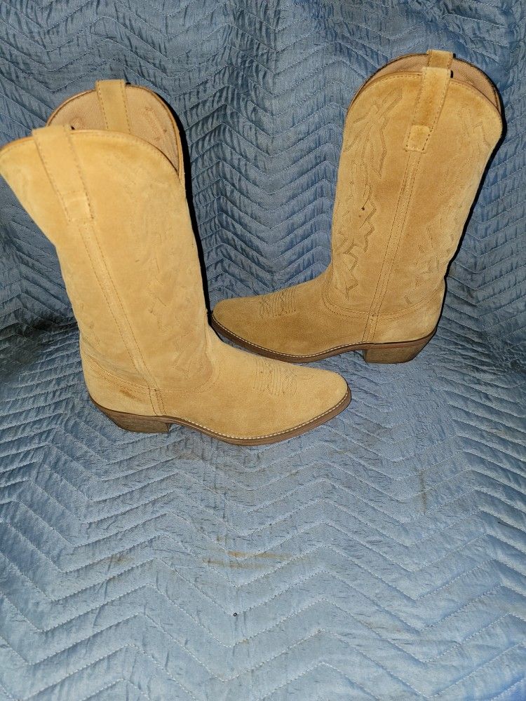 Wheat Buck Suade Boots. Size 11 