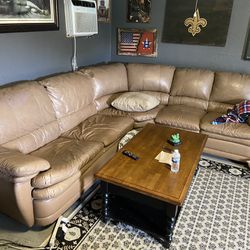 Leather Sectional W/ Pull Out Bed