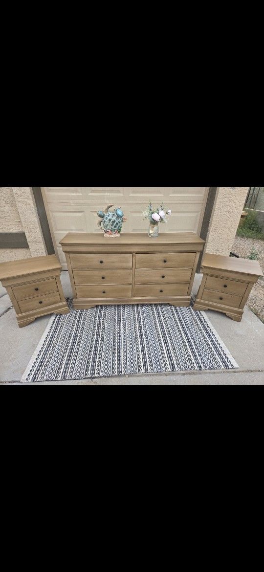 Dresser And Nightstands 