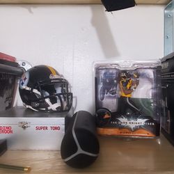 Mini Helmet And Hines Ward Dark Knight Figure 