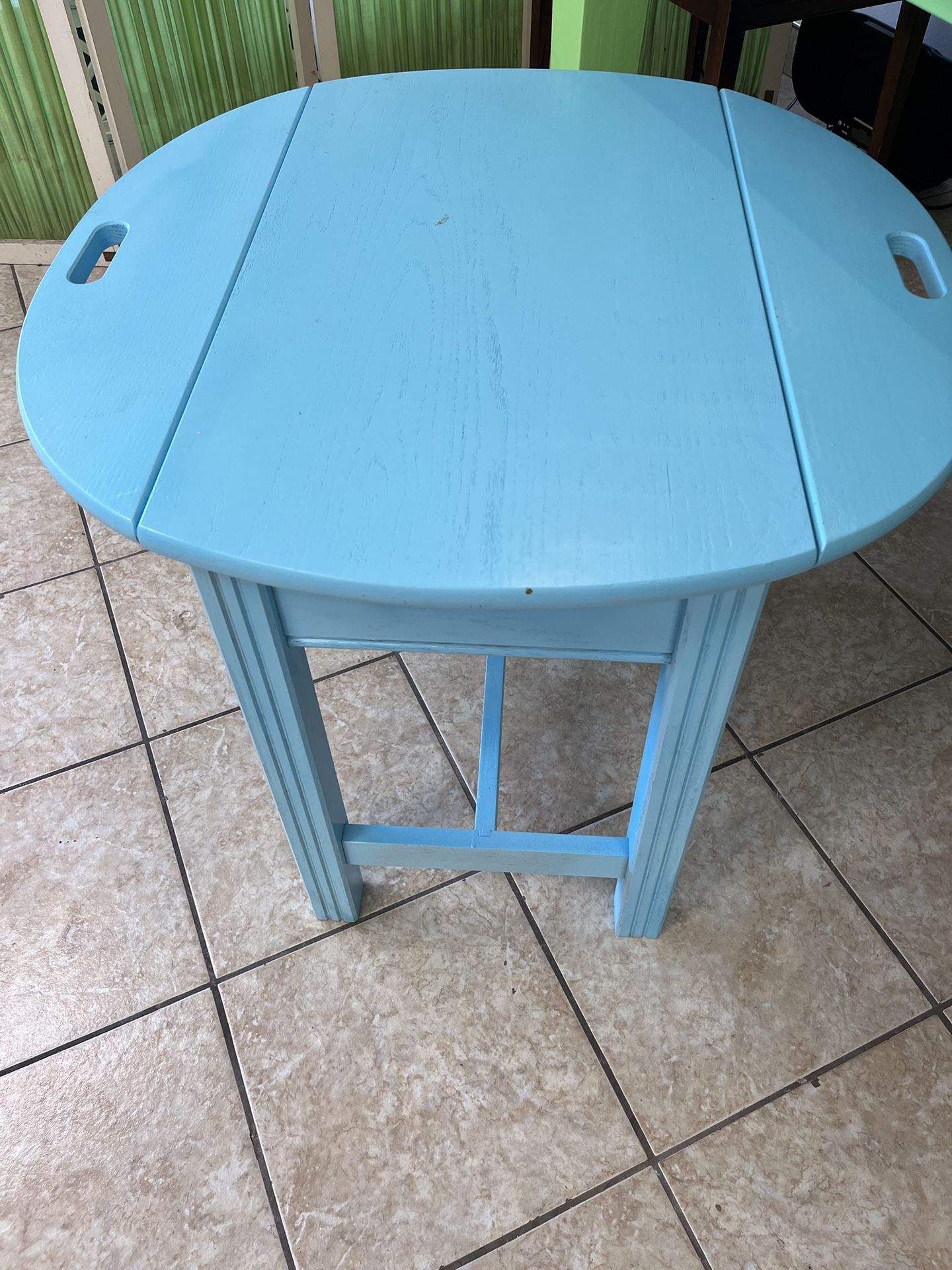 Table With Foldable Sides