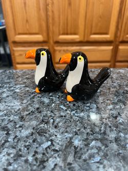 Ceramic Toucan Birds pair of Salt and Pepper Shakers. Size approximately 2 1/2 inches tall. Preowned. Has been on display in a cabinet with a very