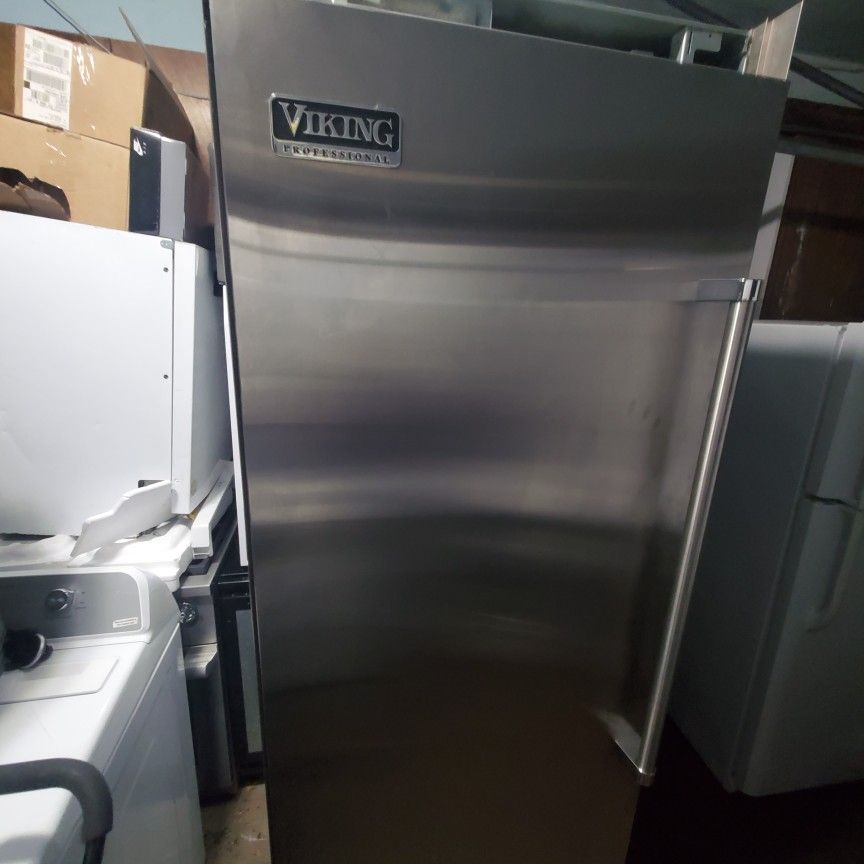 viking  pofessional freezer great  condition warranty ready to deliver side 30 by 84....price $3150.