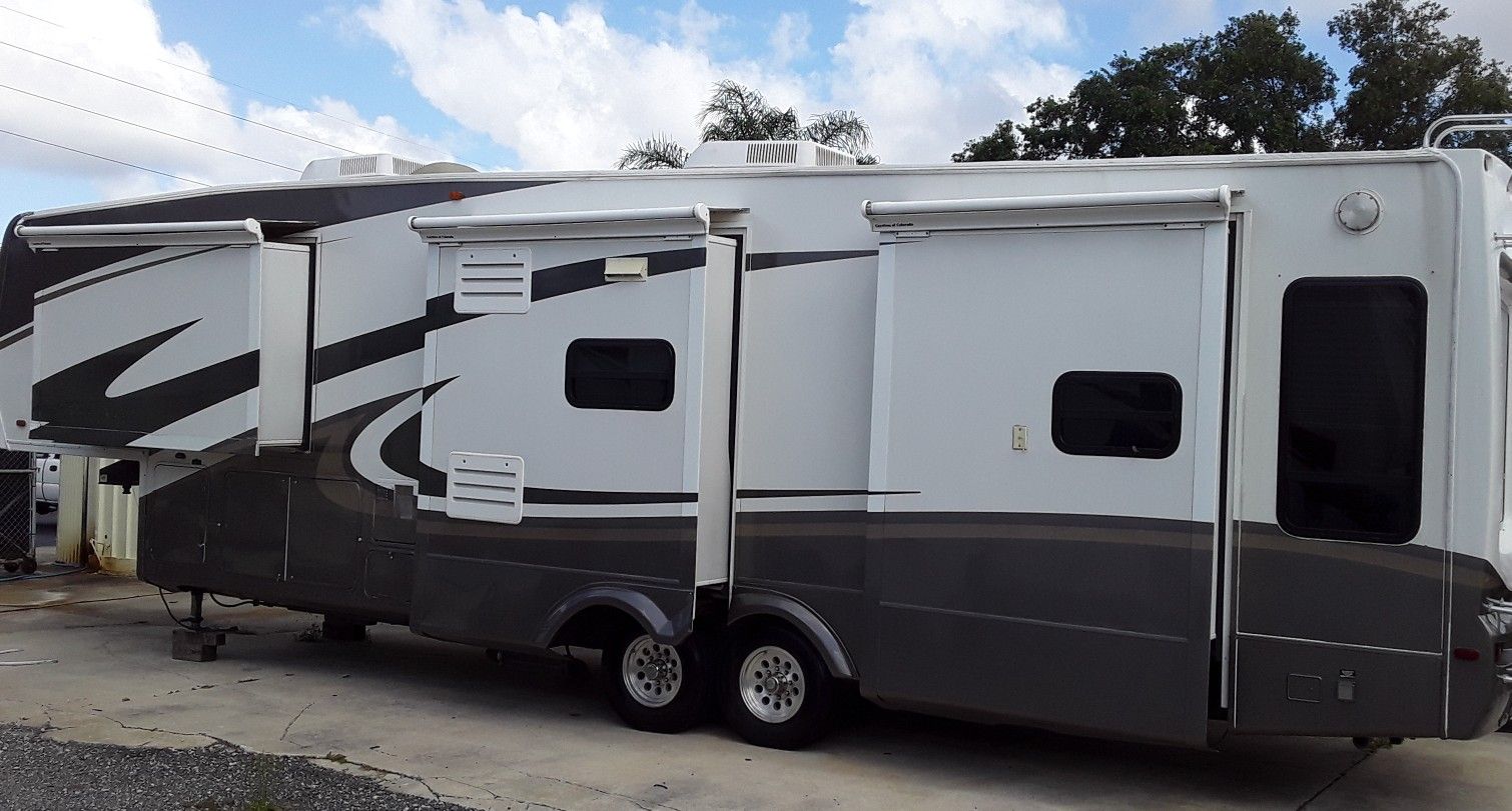 2005 KZ Escalade 36 sqs 4 slides