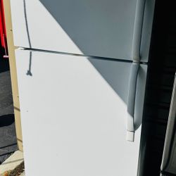 Frigidaire Refrigerator Top Freezer White Like New FREE Drop- Off