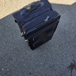 Kirkland signature Carry-On 22x9x14 with auto expand 2 wheels extra durable

The push down Expandable mechanism is great.