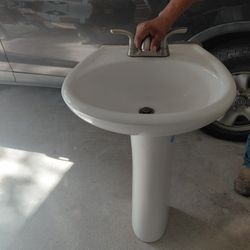 Bathroom Sink In Good Condition 