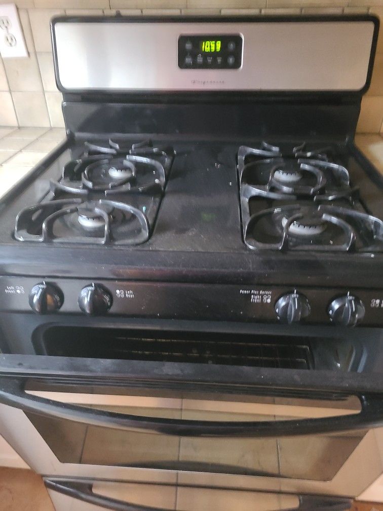 Frigidaire Oven Broiler 1 Yr Old