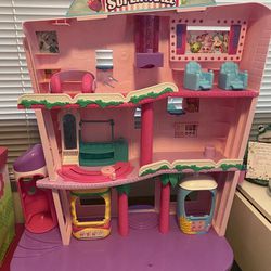 SHOPKINS  SUPER MALL HOUSE …Complete with accessories 