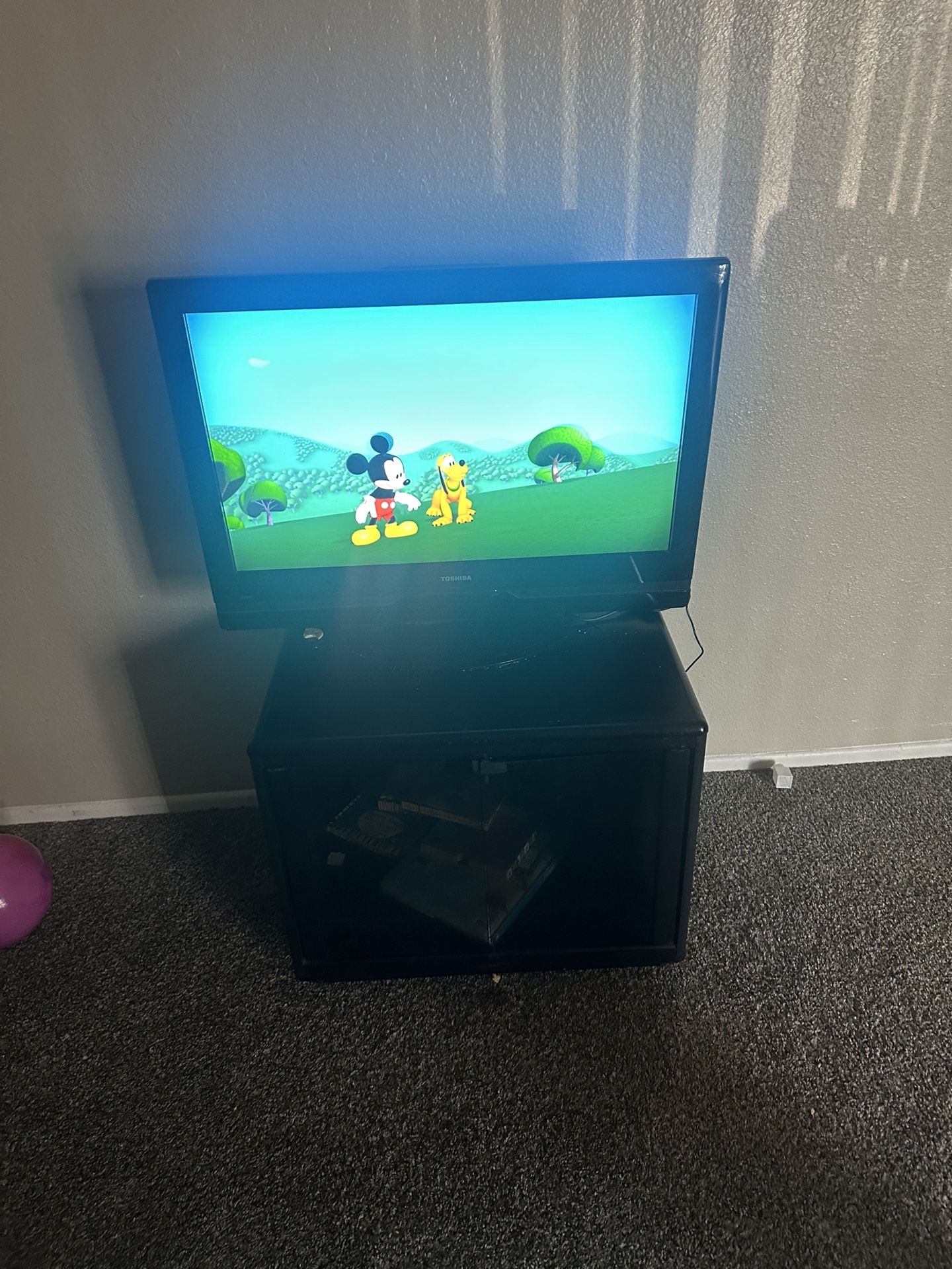 32 Inch Toshiba Tv With Tv Stand & Google Tv Box