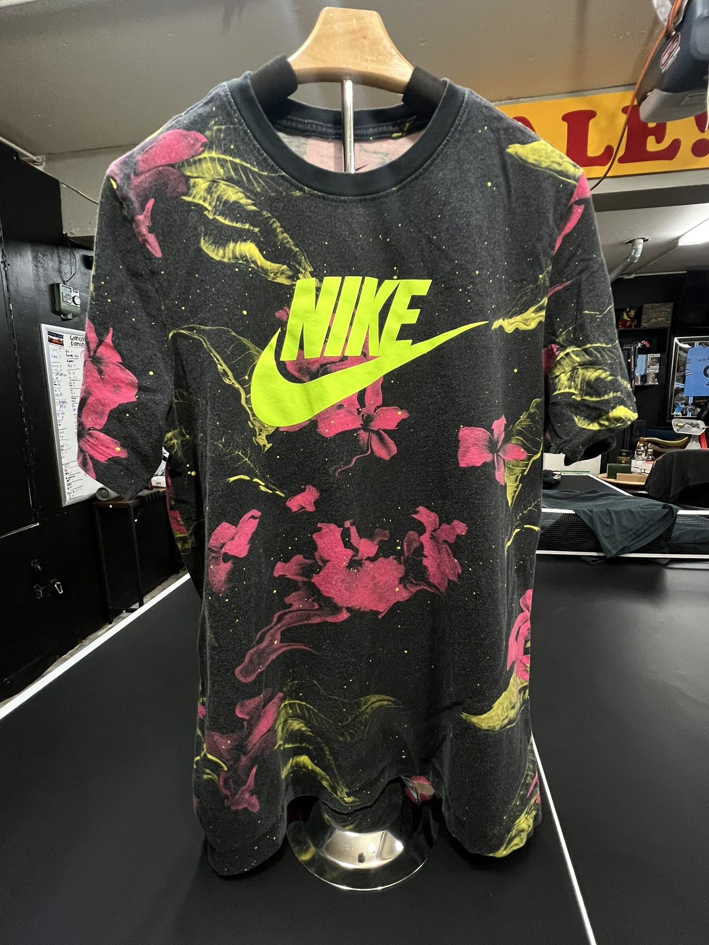 Nike Flower Pattern Print Neon Green Graphic T-Shirt Size Large