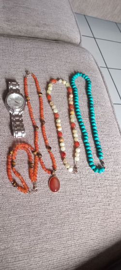 Son 3 collares 1 turqueza 925 y 2 son 14k gold filled 1 brazalete 14k gold filled con piedras 1 reloj pier cardin no bateria todo $80