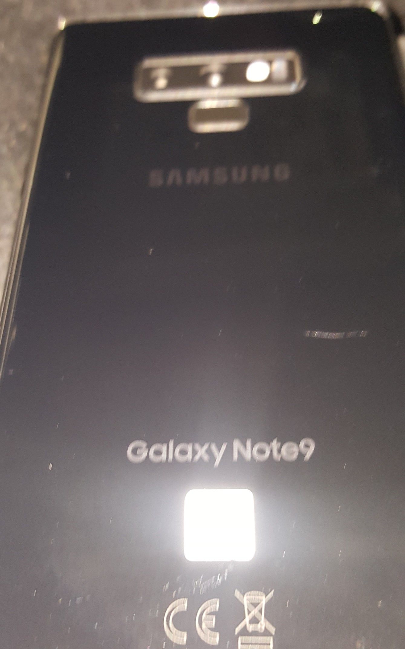 **SAMSUNG GALAXY PHONE** Samsung Galaxy Note 9 / 10 out of 10 condition no cracks or scratches / has fast charger / has pen / Verizon / Otter Box /