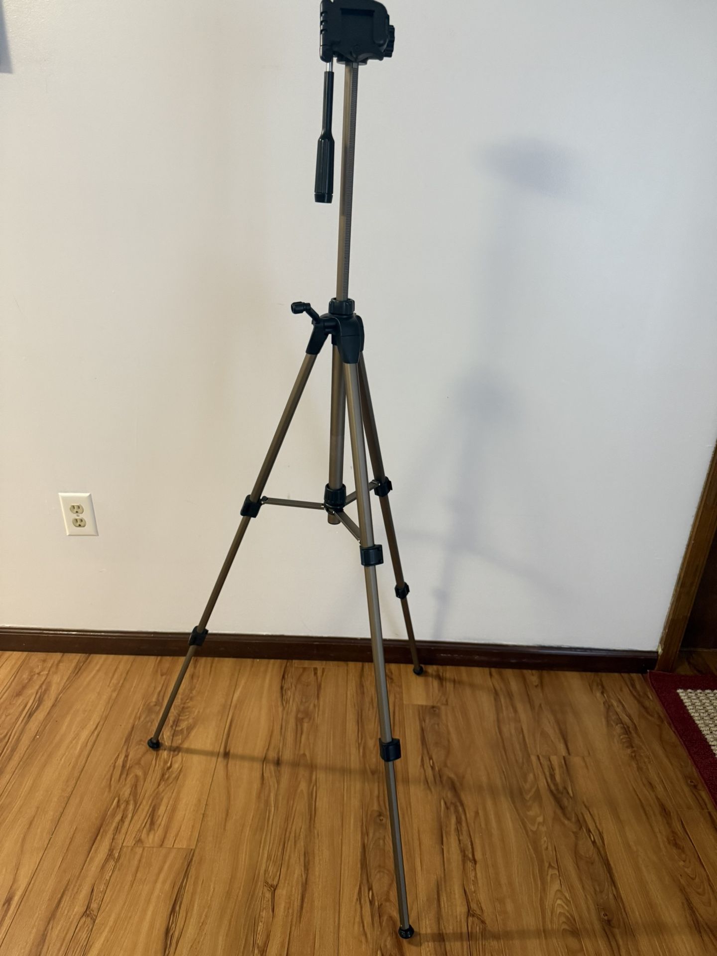Dynex 58” Lightweight Digital Camera/Camcorder Tripod