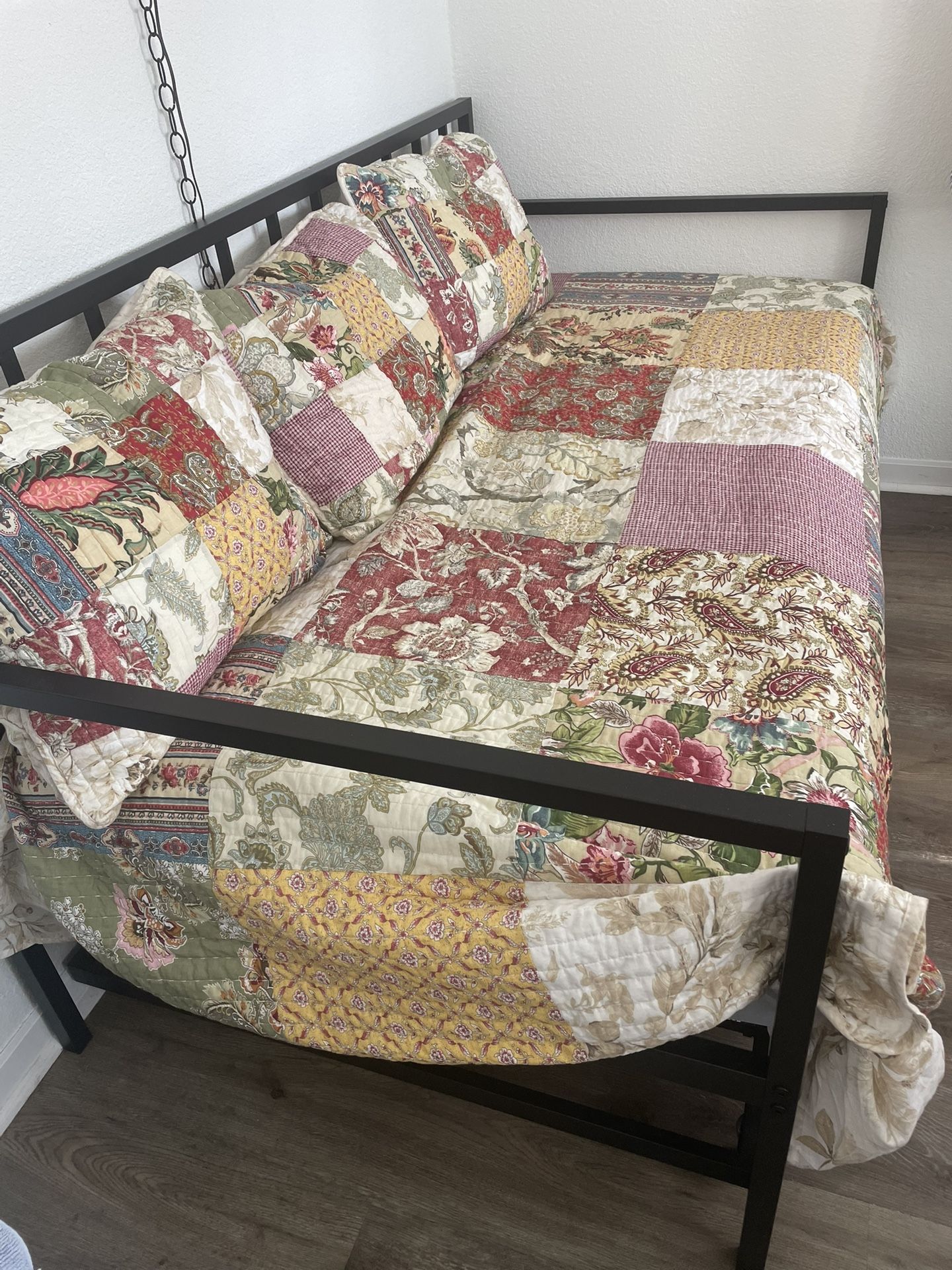 Day Bed With Trundle