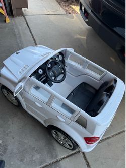 Carro montable trae cargador y la batería está nueva