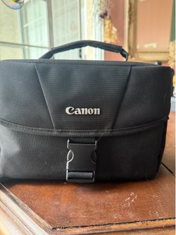 Canon EOS Rebel T5 DSLR camera bundle in good working condition.