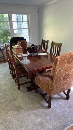 Beautiful Dining table. Like New!