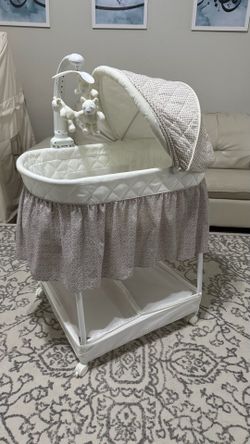 Baby bassinet delta children