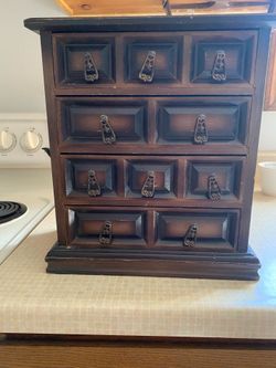 Wooden jewelry box