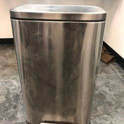 Large Stainless Steel Trash Can /Bote De Basura Grande