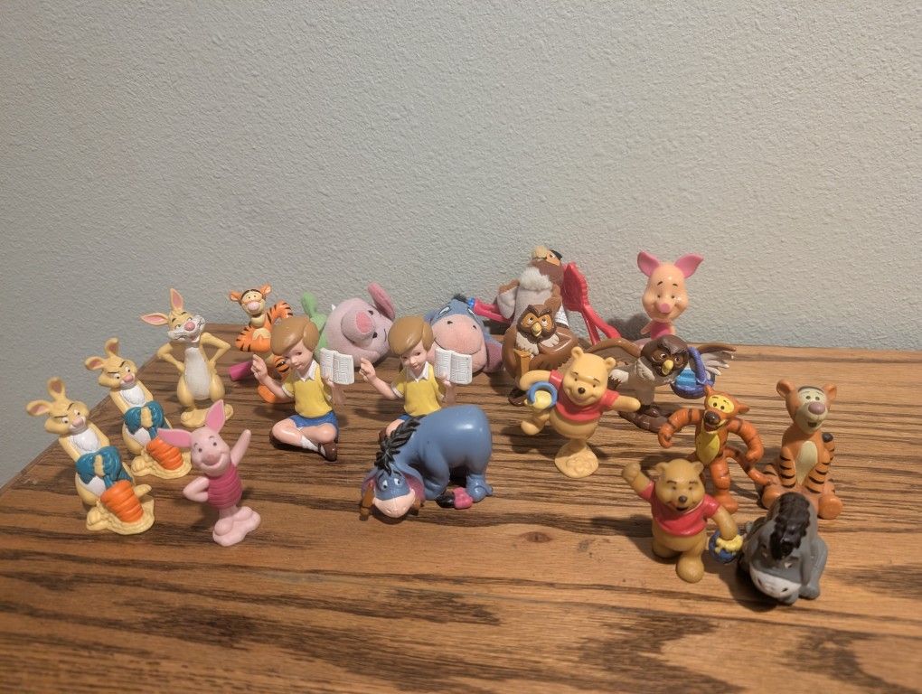 Vintage Disney Winnie The Pooh And friends Lot Of 19 Figures 2 stuffed Keychain Holder 1 Stuffed Marker