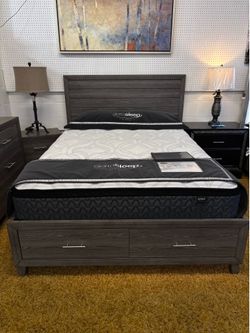 Queen Bed w/ Storage Drawers $550
