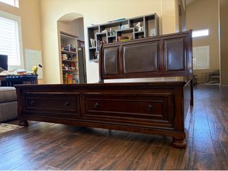 5 piece Ashelys king size bedroom furniture set