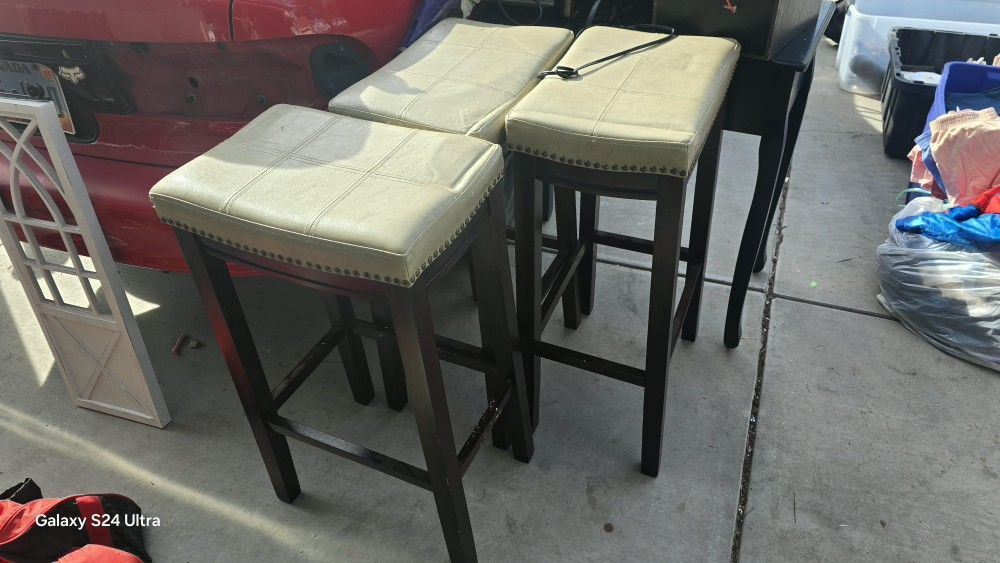“3 Matching Bar Stools – Leather Cushion, Dark Wood – Comfortable & Stylish”

