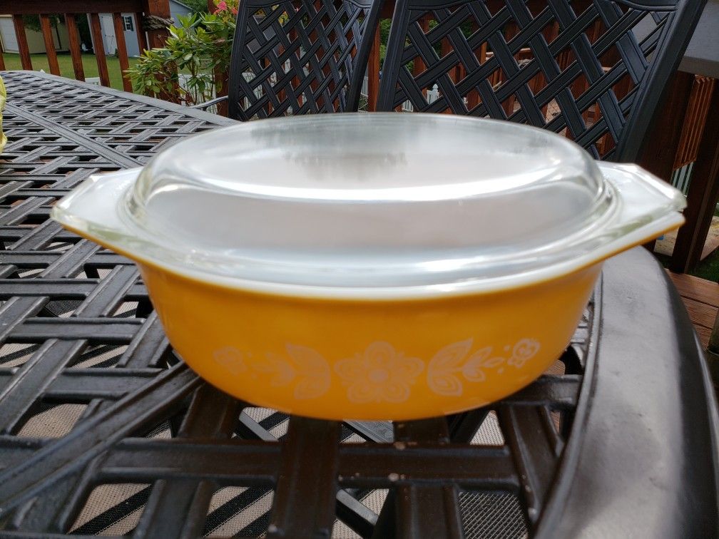 Vintage Pyrex 1.5 Quart OVAL Ovenware Casserole Primary Yellow with Lid